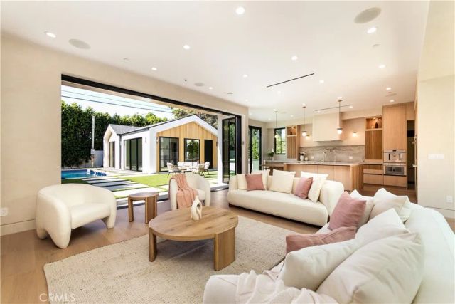 16749 Addison, Encino, CA 91436