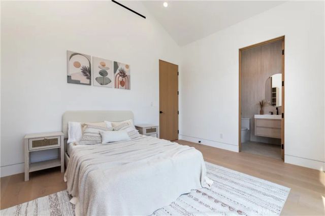 16749 Addison, Encino, CA 91436