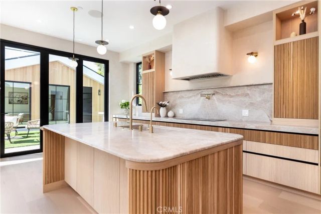 16749 Addison, Encino, CA 91436