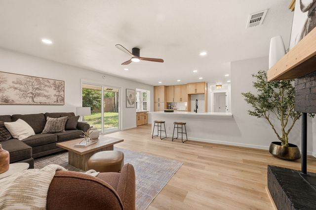709 Thousand Oaks Drive, Hurst, TX 76054