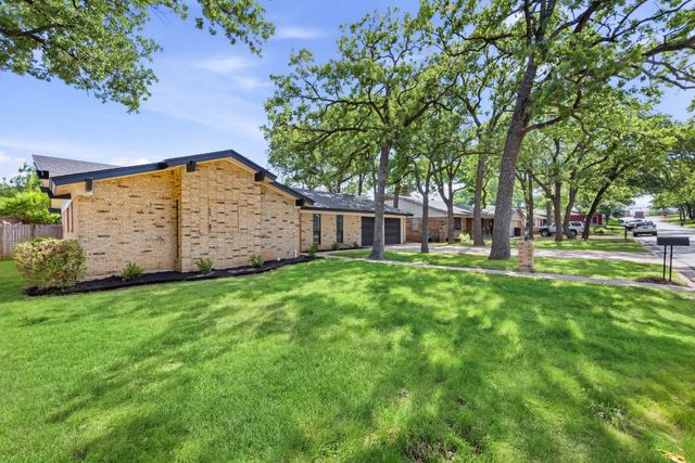709 Thousand Oaks Drive, Hurst, TX 76054