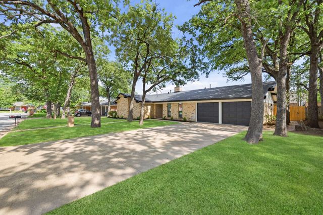 709 Thousand Oaks Drive, Hurst, TX 76054