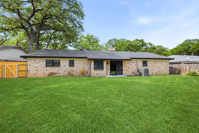 709 Thousand Oaks Drive, Hurst, TX 76054