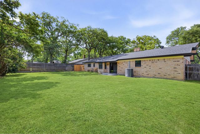 709 Thousand Oaks Drive, Hurst, TX 76054