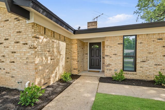 709 Thousand Oaks Drive, Hurst, TX 76054