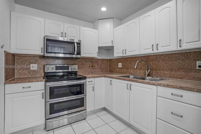 601 SW 64th Pkwy, Pembroke Pines, FL 33023