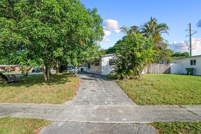 601 SW 64th Pkwy, Pembroke Pines, FL 33023