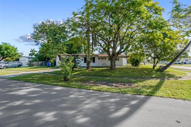 601 SW 64th Pkwy, Pembroke Pines, FL 33023