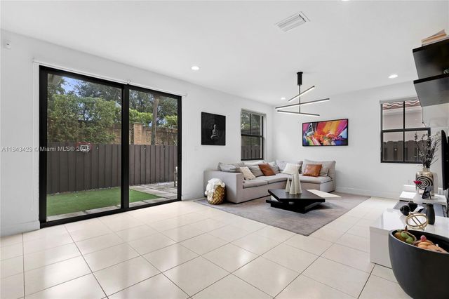 9955 NW 10th Ter 9955, Miami, FL 33172