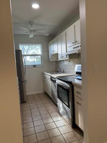 7293 W Oakridge Circle, Lake Worth, FL 33462