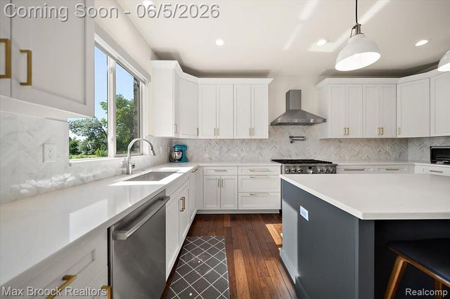 1942 Nottingham Drive, Rochester Hills, MI 48307