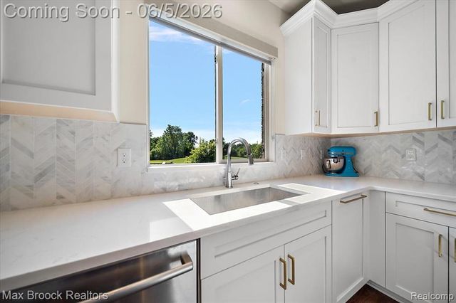 1942 Nottingham Drive, Rochester Hills, MI 48307