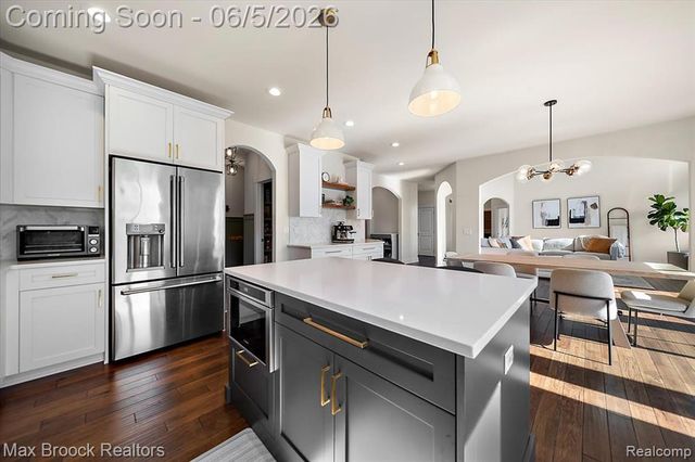 1942 Nottingham Drive, Rochester Hills, MI 48307