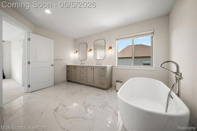 1942 Nottingham Drive, Rochester Hills, MI 48307