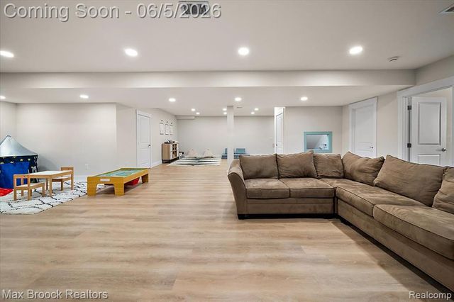 1942 Nottingham Drive, Rochester Hills, MI 48307