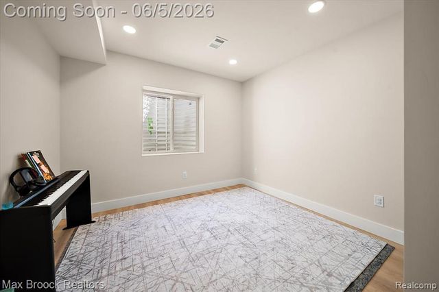 1942 Nottingham Drive, Rochester Hills, MI 48307