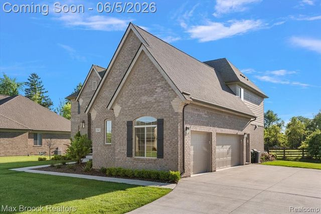 1942 Nottingham Drive, Rochester Hills, MI 48307