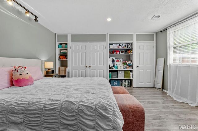 10 Crabapple Court, Olivette, MO 63132