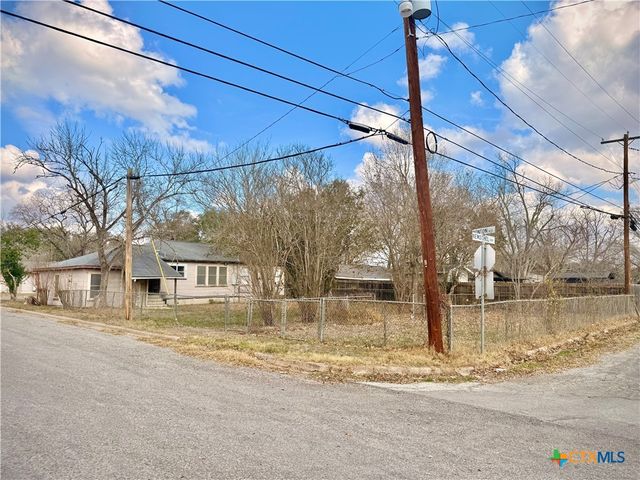 1314 Gardien Street, Gonzales, TX 78629
