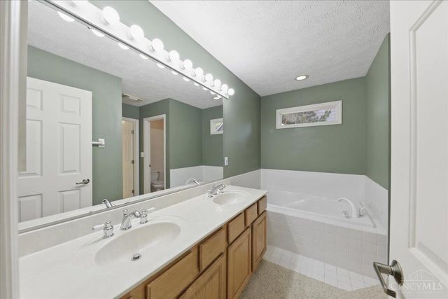 18 Hathaway Commons Drive, Lebanon, OH 45036
