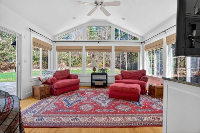 8 Buttercup Ln, Dover, MA 02030
