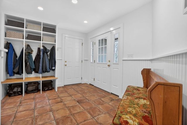 8 Buttercup Ln, Dover, MA 02030