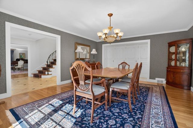 8 Buttercup Ln, Dover, MA 02030