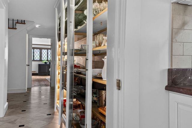 8 Buttercup Ln, Dover, MA 02030