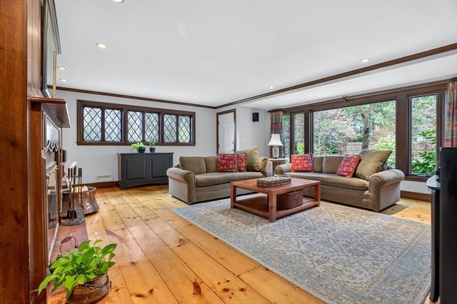 8 Buttercup Ln, Dover, MA 02030