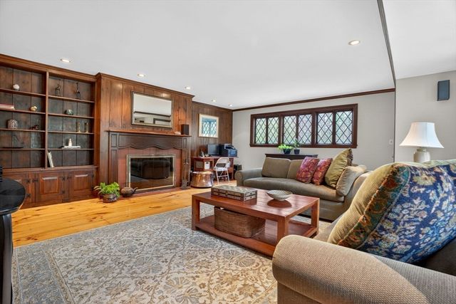 8 Buttercup Ln, Dover, MA 02030