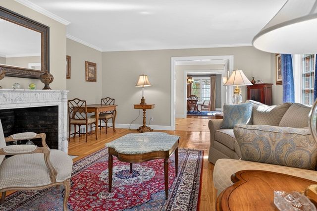 8 Buttercup Ln, Dover, MA 02030