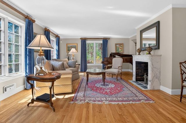 8 Buttercup Ln, Dover, MA 02030