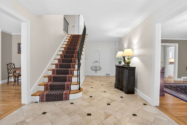 8 Buttercup Ln, Dover, MA 02030