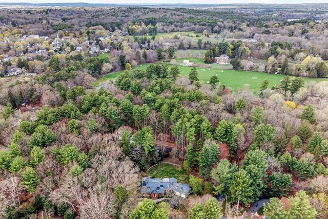 8 Buttercup Ln, Dover, MA 02030