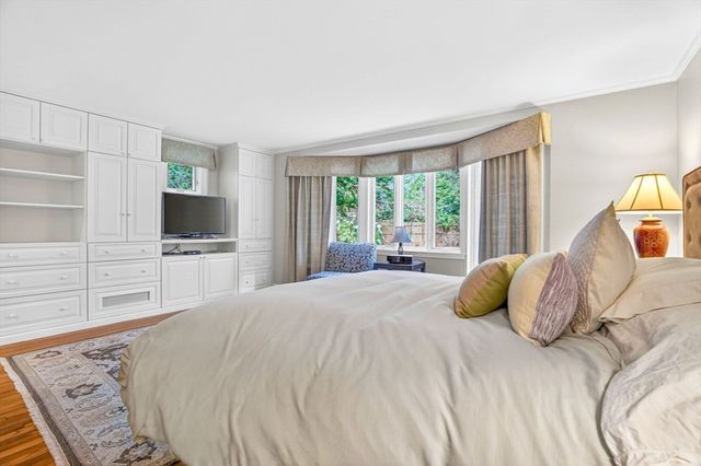 8 Buttercup Ln, Dover, MA 02030