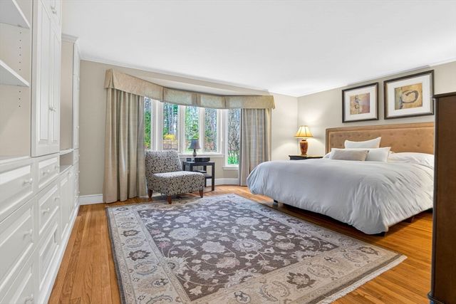 8 Buttercup Ln, Dover, MA 02030