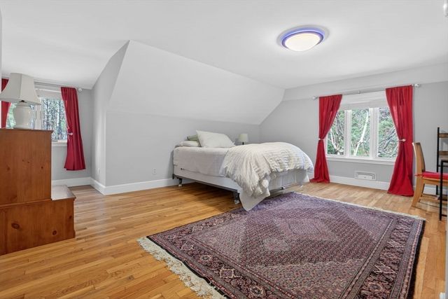8 Buttercup Ln, Dover, MA 02030