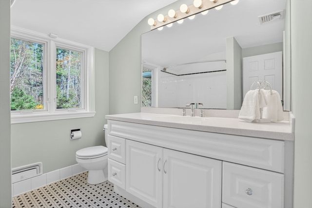 8 Buttercup Ln, Dover, MA 02030