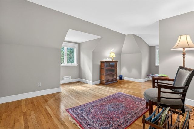 8 Buttercup Ln, Dover, MA 02030
