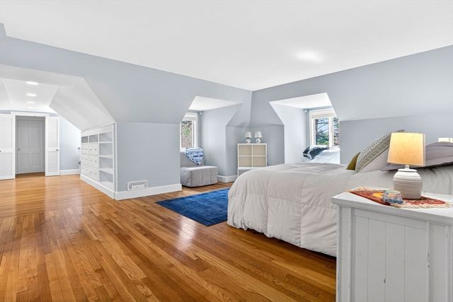 8 Buttercup Ln, Dover, MA 02030