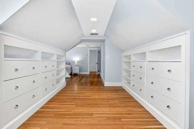 8 Buttercup Ln, Dover, MA 02030