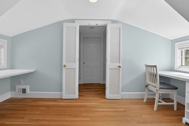 8 Buttercup Ln, Dover, MA 02030