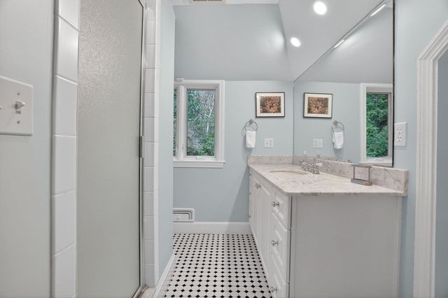 8 Buttercup Ln, Dover, MA 02030