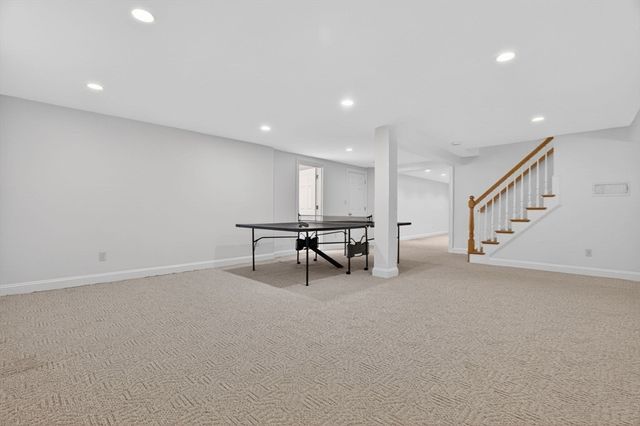 8 Buttercup Ln, Dover, MA 02030