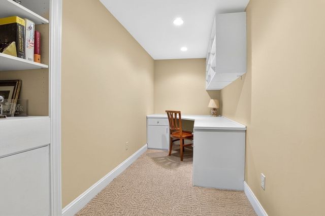 8 Buttercup Ln, Dover, MA 02030