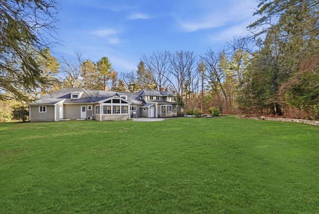 8 Buttercup Ln, Dover, MA 02030