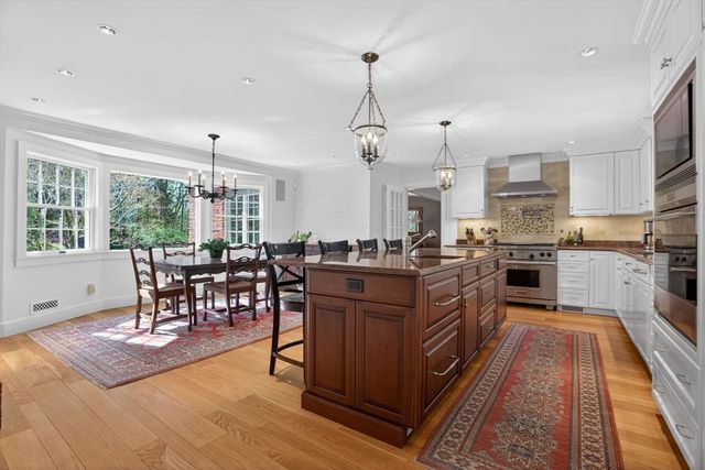 8 Buttercup Ln, Dover, MA 02030