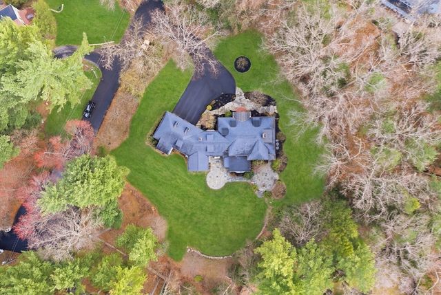 8 Buttercup Ln, Dover, MA 02030