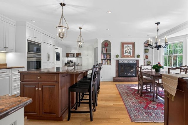 8 Buttercup Ln, Dover, MA 02030
