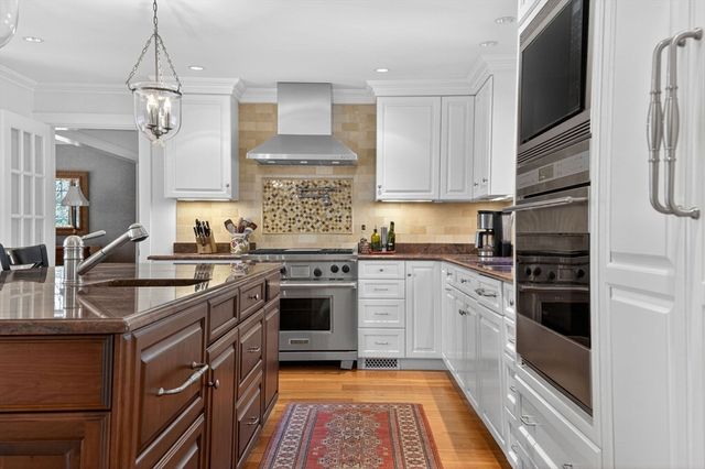 8 Buttercup Ln, Dover, MA 02030